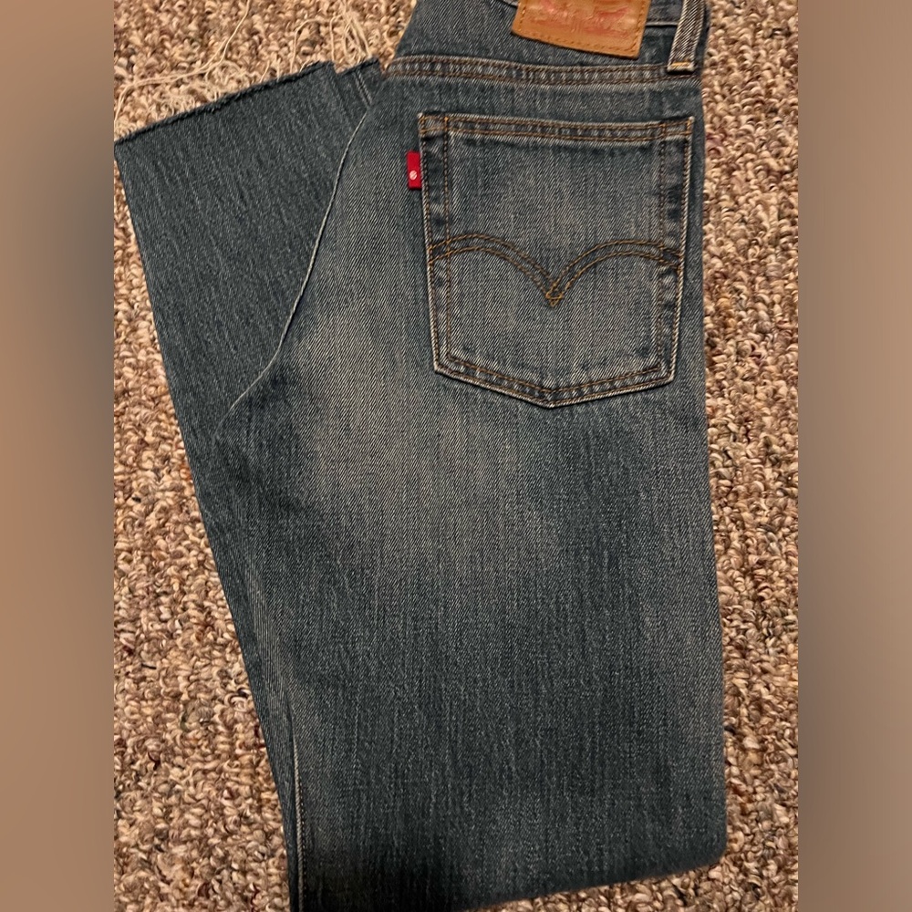 NWOT levis Fray jeans